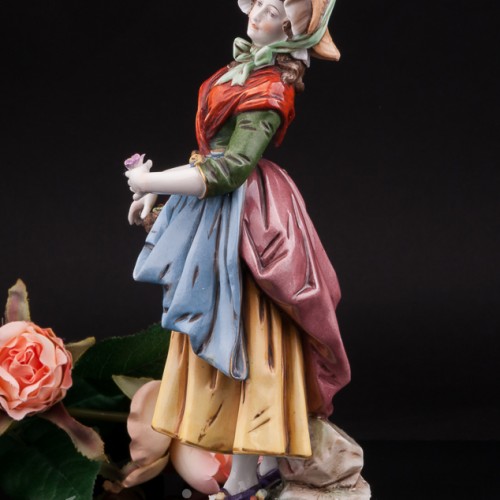 Фарфоровая статуэтка девушки Цветочница, Германия, кон. 19 - нач. 20 вв.