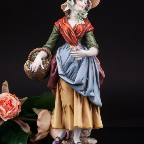 Фарфоровая статуэтка девушки Цветочница, Германия, кон. 19 - нач. 20 вв.