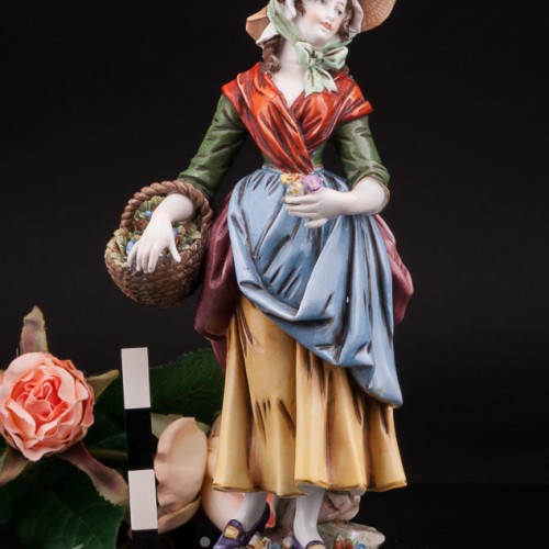 Фарфоровая статуэтка девушки Цветочница, Германия, кон. 19 - нач. 20 вв.