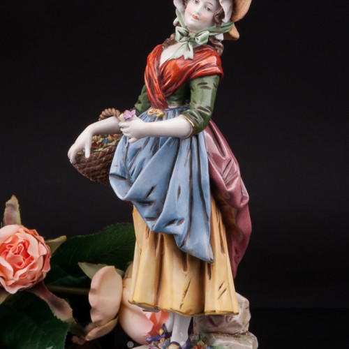 Фарфоровая статуэтка девушки Цветочница, Германия, кон. 19 - нач. 20 вв.