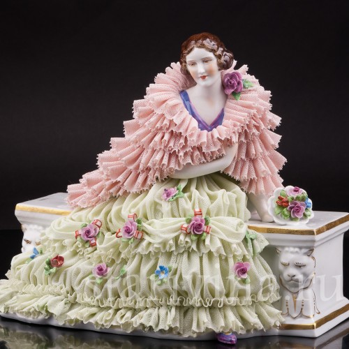 Статуэтка из фарфора Дама с букетом, кружевная, Muller & Co, Германия, нач. 20 в.