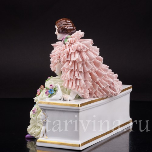 Статуэтка из фарфора Дама с букетом, кружевная, Muller & Co, Германия, нач. 20 в.