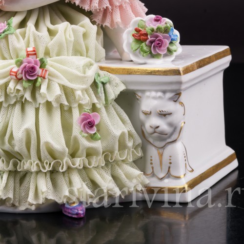 Статуэтка из фарфора Дама с букетом, кружевная, Muller & Co, Германия, нач. 20 в.