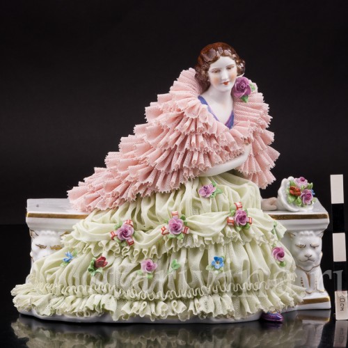 Статуэтка из фарфора Дама с букетом, кружевная, Muller & Co, Германия, нач. 20 в.