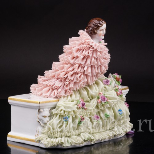 Статуэтка из фарфора Дама с букетом, кружевная, Muller & Co, Германия, нач. 20 в.