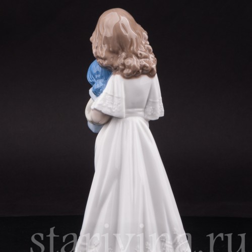Фигурка из фарфора Девочка с куклой, NAO, Испания, 1989 год.