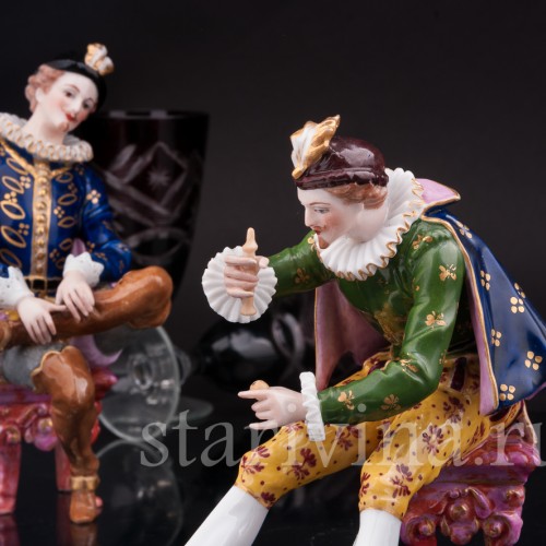 Антикварная фарфоровая композиция Кавалеры, играющие в бильбоке, Франция, кон. 19 - нач. 20 вв.