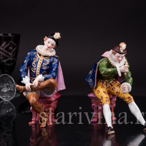 Антикварная фарфоровая композиция Кавалеры, играющие в бильбоке, Франция, кон. 19 - нач. 20 вв.