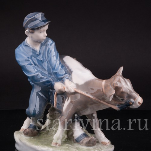Фарфоровая статуэтка Мальчик с бычком, Royal Copenhagen, Дания, 1970 гг.
