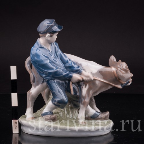 Фарфоровая статуэтка Мальчик с бычком, Royal Copenhagen, Дания, 1970 гг.