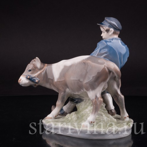 Фарфоровая статуэтка Мальчик с бычком, Royal Copenhagen, Дания, 1970 гг.