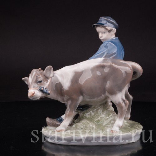 Фарфоровая статуэтка Мальчик с бычком, Royal Copenhagen, Дания, 1970 гг.
