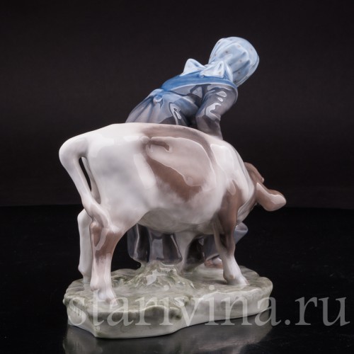 Статуэтка из фарфора Девушка поящая телёнка, Royal Copenhagen, Дания, 1969-74 гг.