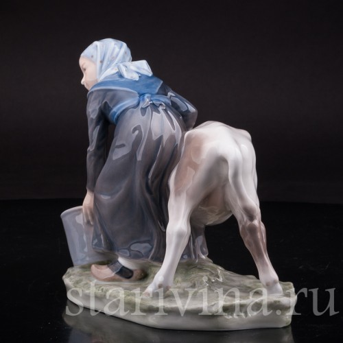 Статуэтка из фарфора Девушка поящая телёнка, Royal Copenhagen, Дания, 1969-74 гг.