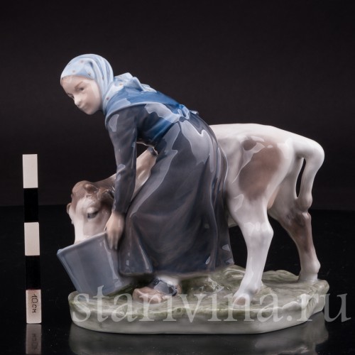 Статуэтка из фарфора Девушка поящая телёнка, Royal Copenhagen, Дания, 1969-74 гг.