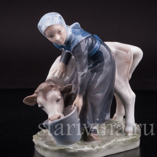 Статуэтка из фарфора Девушка поящая телёнка, Royal Copenhagen, Дания, 1969-74 гг.