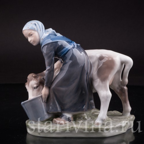 Статуэтка из фарфора Девушка поящая телёнка, Royal Copenhagen, Дания, 1969-74 гг.