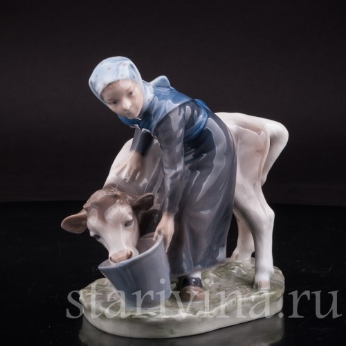 Статуэтка из фарфора Девушка поящая телёнка, Royal Copenhagen, Дания, 1969-74 гг.