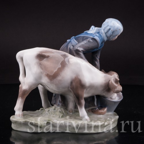Статуэтка из фарфора Девушка поящая телёнка, Royal Copenhagen, Дания, 1969-74 гг.