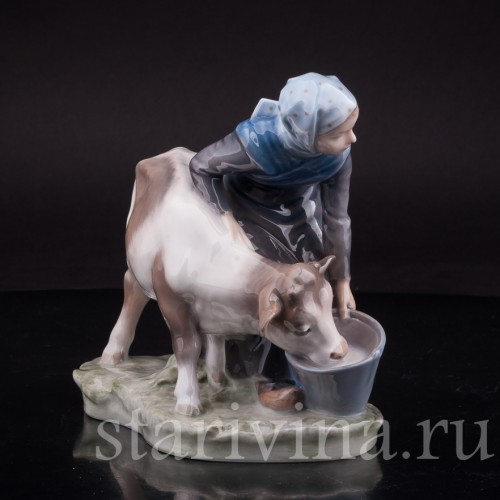 Статуэтка из фарфора Девушка поящая телёнка, Royal Copenhagen, Дания, 1969-74 гг.