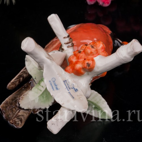 Фигурка птицы из фарфора Снегирь на рябине Goebel, Германия, 1975 год.