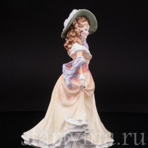 Статуэтка из фарфора Девушка в шляпке с перстнем, Royal Doulton, Великобритания, 1992 год.