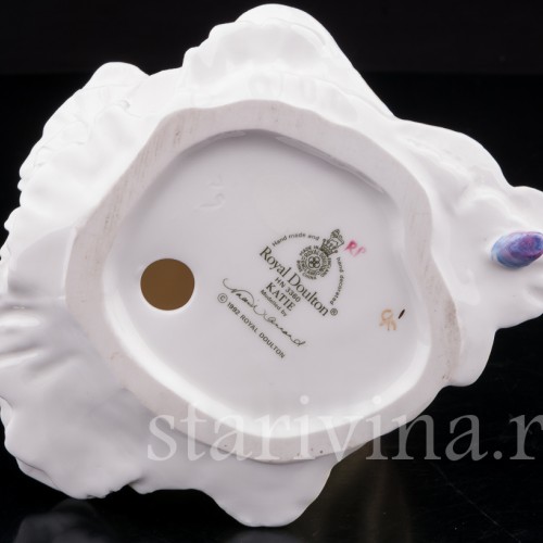 Статуэтка из фарфора Девушка в шляпке с перстнем, Royal Doulton, Великобритания, 1992 год.