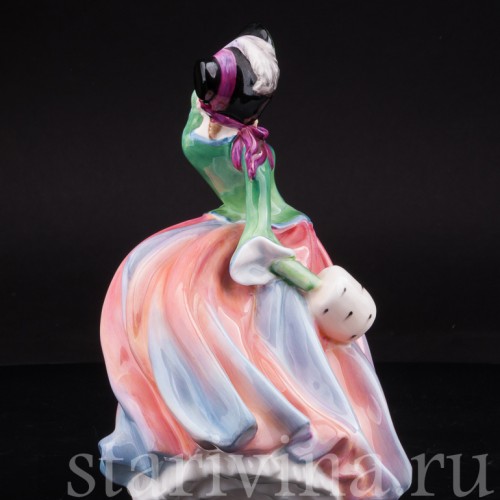 Фарфоровая статуэтка "Осенний ветерок", девушка с муфтой , Royal Doulton, Великобритания, пер. пол. 20 в.