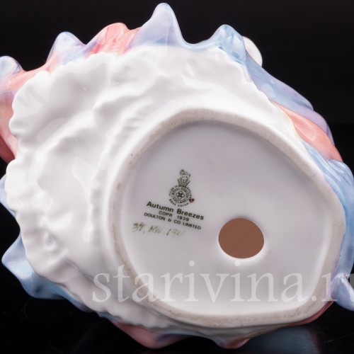 Фарфоровая статуэтка "Осенний ветерок", девушка с муфтой , Royal Doulton, Великобритания, пер. пол. 20 в.