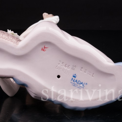 Фигурка из фарфора Девочка со щенками, Nadal, Испания, вт. пол. 20 в.