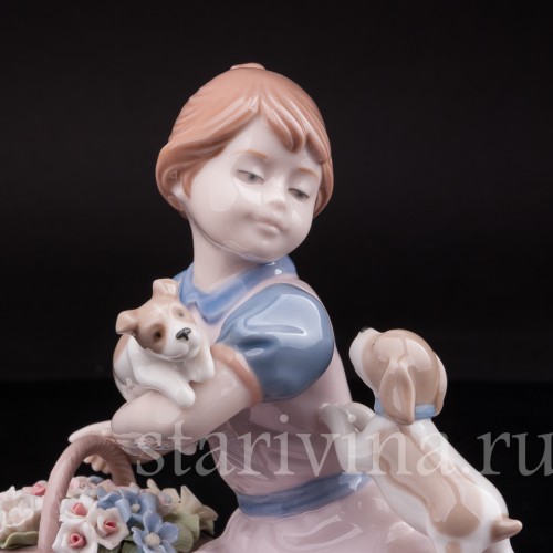 Фигурка из фарфора Девочка со щенками, Nadal, Испания, вт. пол. 20 в.