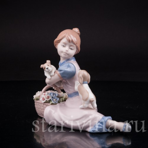 Фигурка из фарфора Девочка со щенками, Nadal, Испания, вт. пол. 20 в.
