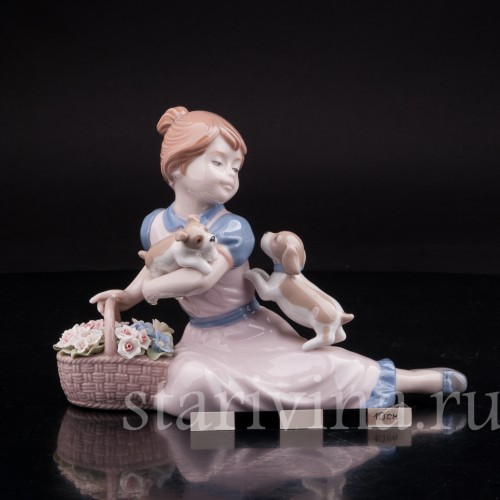 Фигурка из фарфора Девочка со щенками, Nadal, Испания, вт. пол. 20 в.