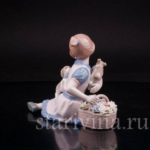 Фигурка из фарфора Девочка со щенками, Nadal, Испания, вт. пол. 20 в.