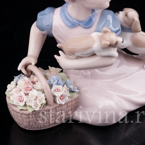 Фигурка из фарфора Девочка со щенками, Nadal, Испания, вт. пол. 20 в.