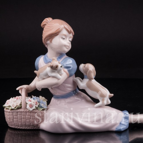 Фигурка из фарфора Девочка со щенками, Nadal, Испания, вт. пол. 20 в.