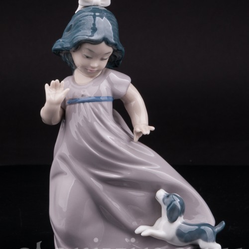 Фарфоровая статуэтка Девочка со щенком, NAO, Испания, вт. пол. 20 в.