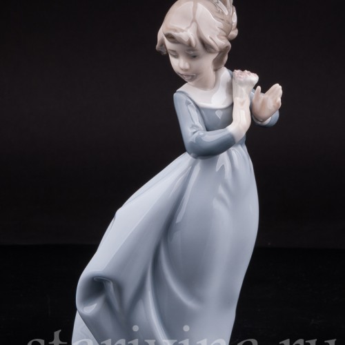 Фигурка из фарфора Девочка с букетом, NAO, Испания, вт. пол. 20 в.