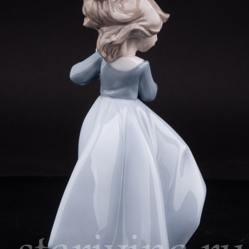 Фигурка из фарфора Девочка с букетом, NAO, Испания, вт. пол. 20 в.