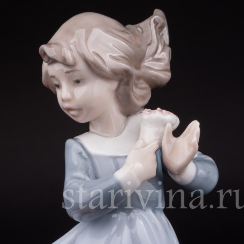 Фигурка из фарфора Девочка с букетом, NAO, Испания, вт. пол. 20 в.