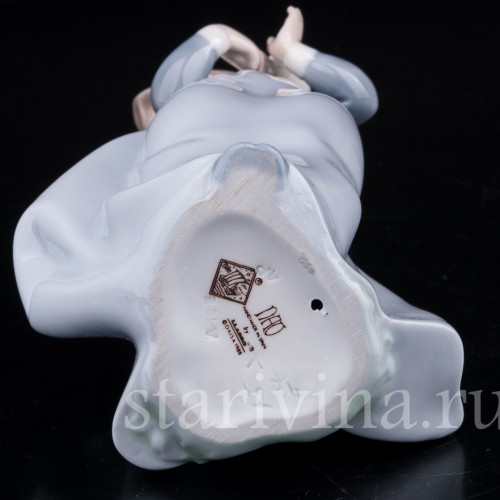 Фигурка из фарфора Девочка с букетом, NAO, Испания, вт. пол. 20 в.