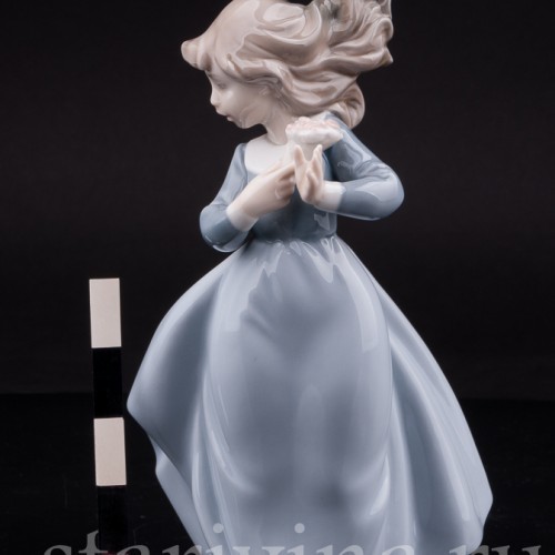 Фигурка из фарфора Девочка с букетом, NAO, Испания, вт. пол. 20 в.