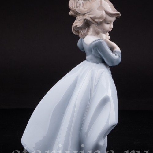 Фигурка из фарфора Девочка с букетом, NAO, Испания, вт. пол. 20 в.