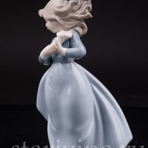 Фигурка из фарфора Девочка с букетом, NAO, Испания, вт. пол. 20 в.