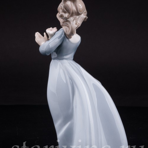 Фигурка из фарфора Девочка с букетом, NAO, Испания, вт. пол. 20 в.