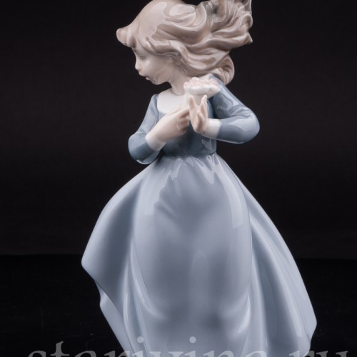 Фигурка из фарфора Девочка с букетом, NAO, Испания, вт. пол. 20 в.