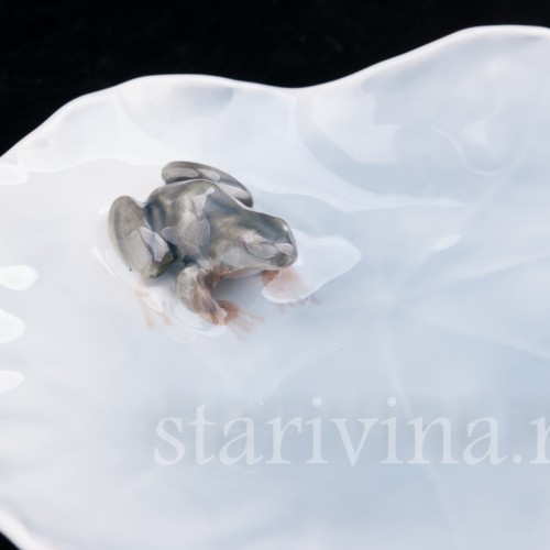 Фигурка из фарфора Лягушка на тарелке, миниатюра, Royal Copenhagen, Дания, 1980 гг.