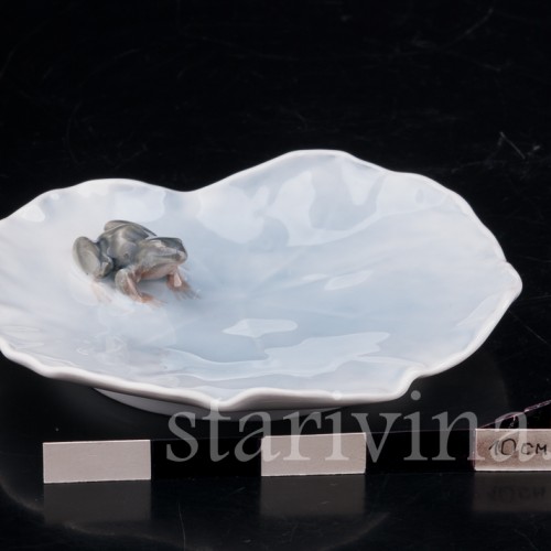 Фигурка из фарфора Лягушка на тарелке, миниатюра, Royal Copenhagen, Дания, 1980 гг.