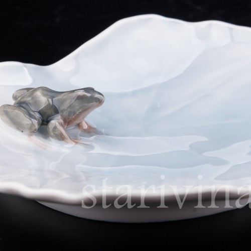 Фигурка из фарфора Лягушка на тарелке, миниатюра, Royal Copenhagen, Дания, 1980 гг.