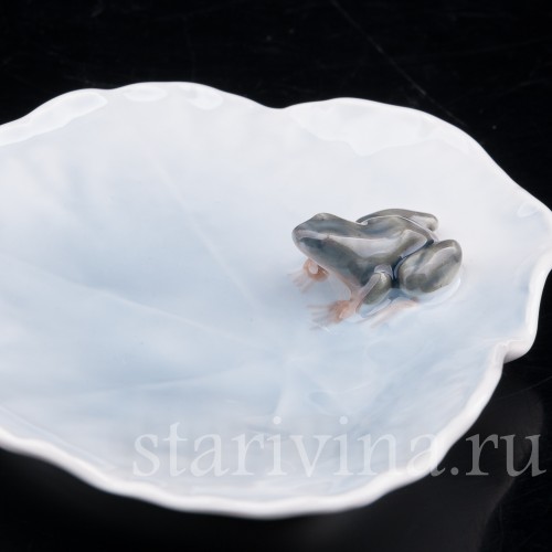 Фигурка из фарфора Лягушка на тарелке, миниатюра, Royal Copenhagen, Дания, 1980 гг.